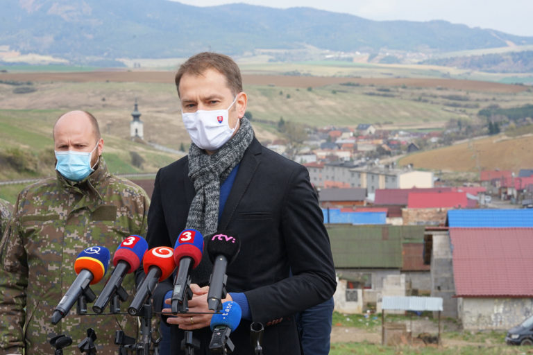PREMIÉR: Navštívil rómsku osadu v obci Bystrany