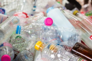 Zálohovanie plastových fliaš sa odkladá