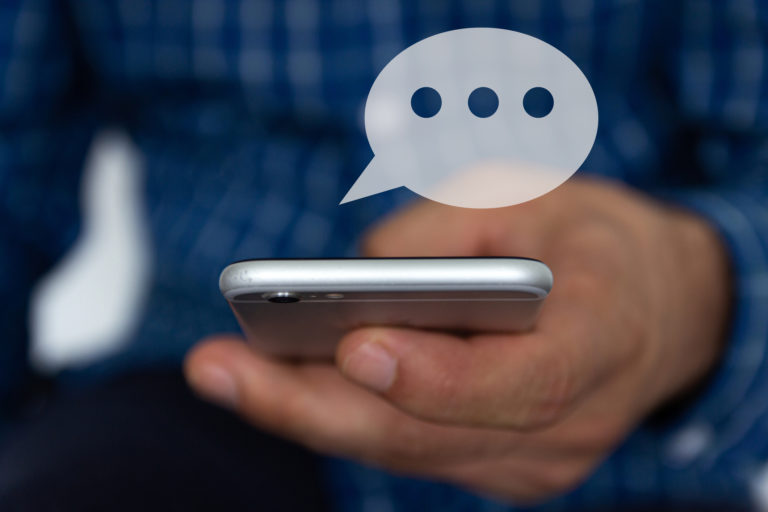 Twitter zakázal podnecovanie k útokom na vysielače pre 5G siete