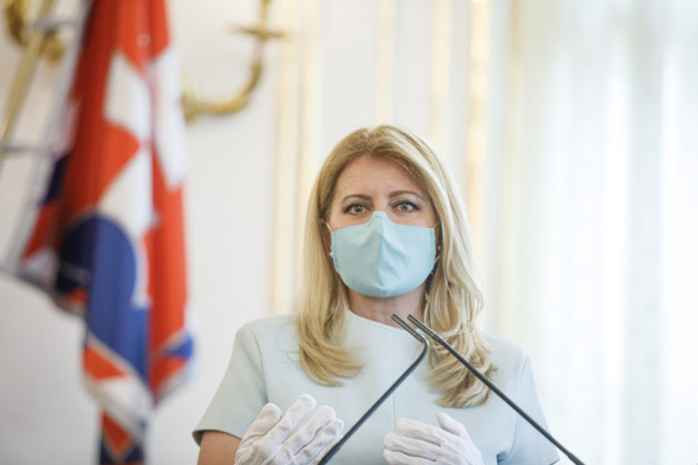 počas tlačovej konferencie po rokovaní prezidentky SR s odborníkmi na epidemiológiu a ekonómami v Prezidentskom paláci o aktuálnej epidemiologickej situácii a podmienkach, ktoré musia byť naplnené, aby mohlo dôjsť k postupnému uvoľňovaniu prísnych opatrení vzhľadom na ekonomické a sociálne dopady krízy. Bratislava, 14. apríl 2020.