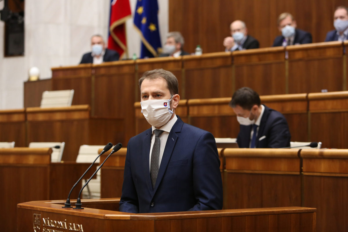Premiér SR Igor Matovič (v popredí) počas rokovania 4. schôdze Národnej rady SR. Bratislava, 1. apríl 2020.