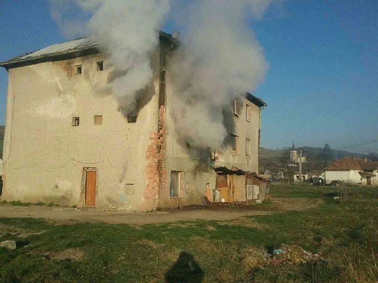 Požiar v bytovom dome si vyžiadal jednu obeť a šesť zranených