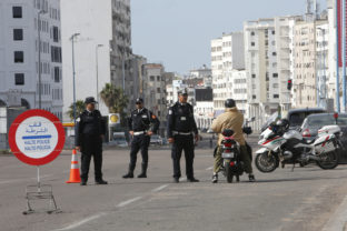V Maroku pre koronavírus prebiehajú policajné kontroly.