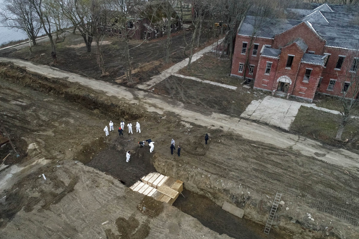 Masový hrob, Hart Island, New York, koronavírus