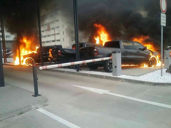 Požiar áut v Bratislave