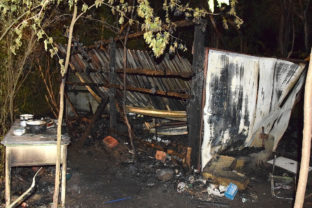 Pri nočnom požiari chatrče zahynuli dve osoby