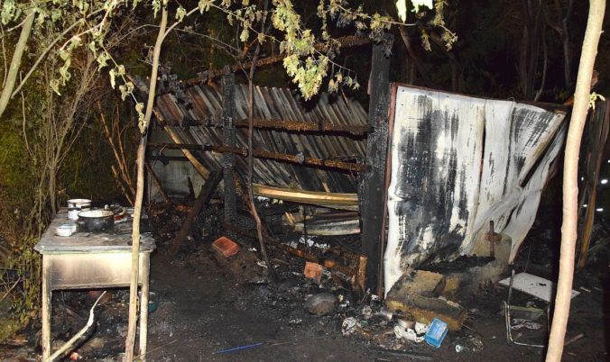 Pri nočnom požiari chatrče zahynuli dve osoby