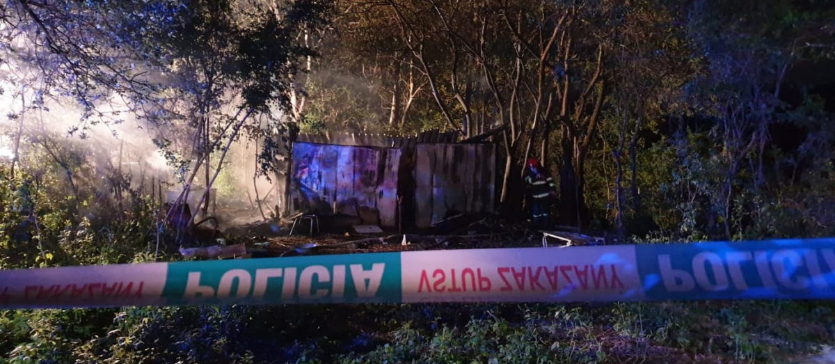Pri nočnom požiari chatrče zahynuli dve osoby