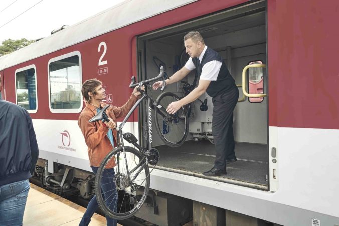 Cyklistom su vo vlakoch zssk k dispozicii aj pojazdne uschovne bicyklov a batozin.jpg