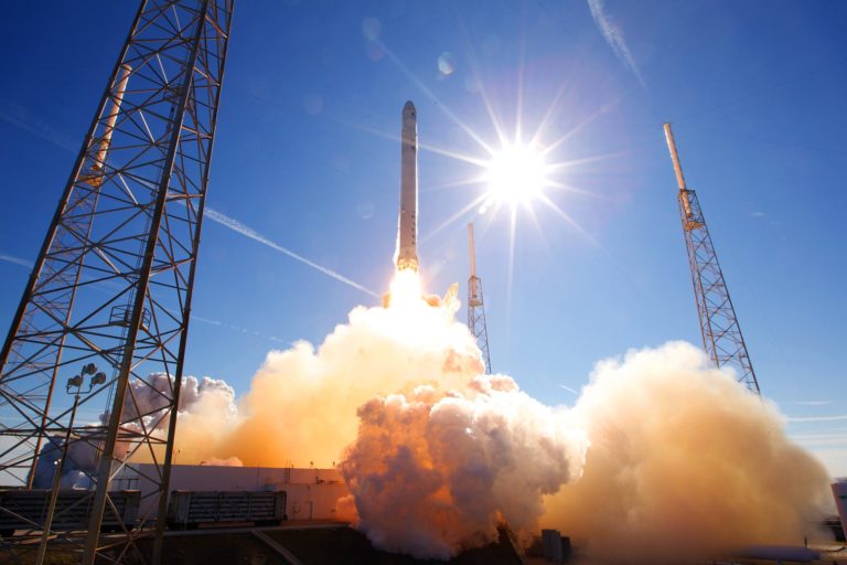 Rocket launch 693192_1920.jpg