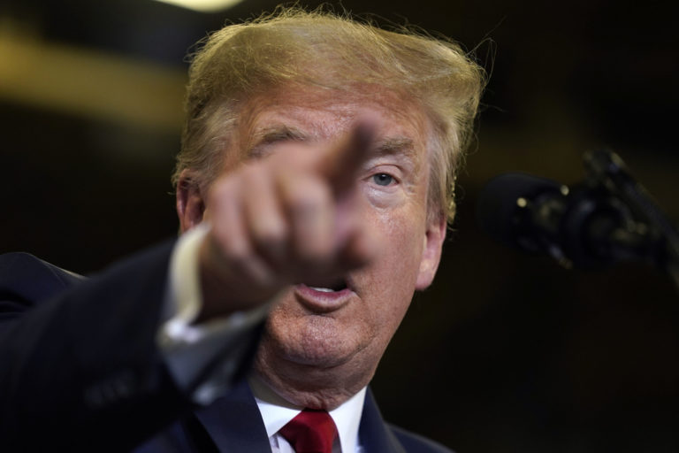 Koronavírus je horší než útok na Pearl Harbor, vyhlásil Trump