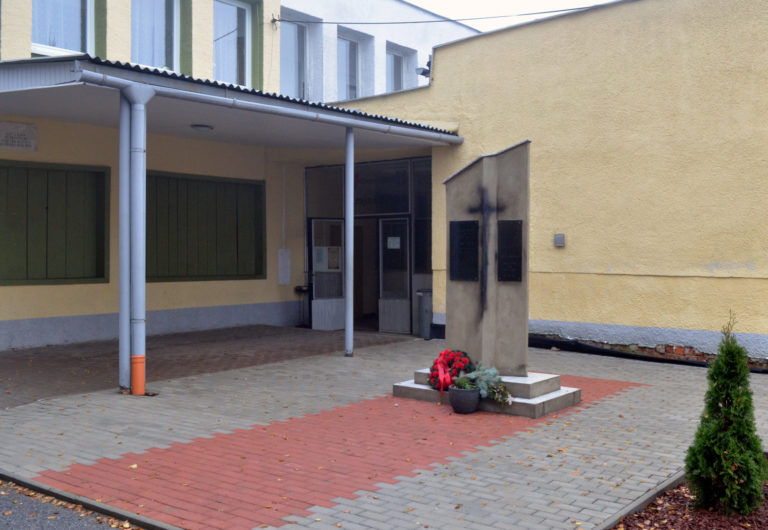 pamatník opäť postriekala skupina aktivistov, ktorá si želá zostať v anonymite. Krajná Bystrá, 9. november 2015.