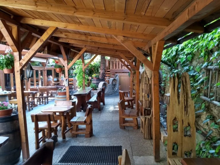 Vzhladom na prisne hygienicke podmienky bude pocet ludi v prevadzkach vyrazne limitovany. zdroj_plzensky prazdroj slovensko.jpg