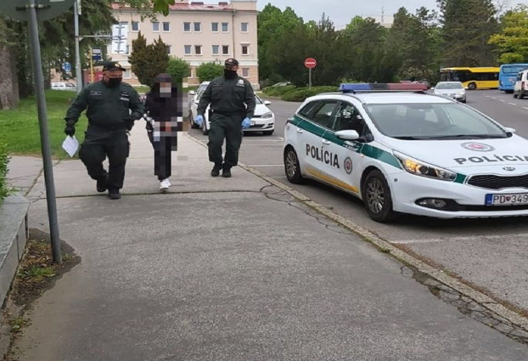 Agresívna žena vyčíňala u susedov