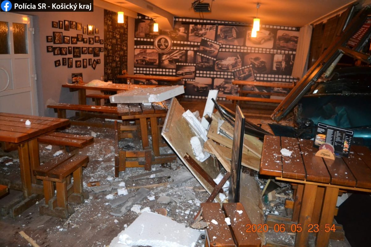 Dopravná nehoda, Košice, opitý vodič narazil do baru
