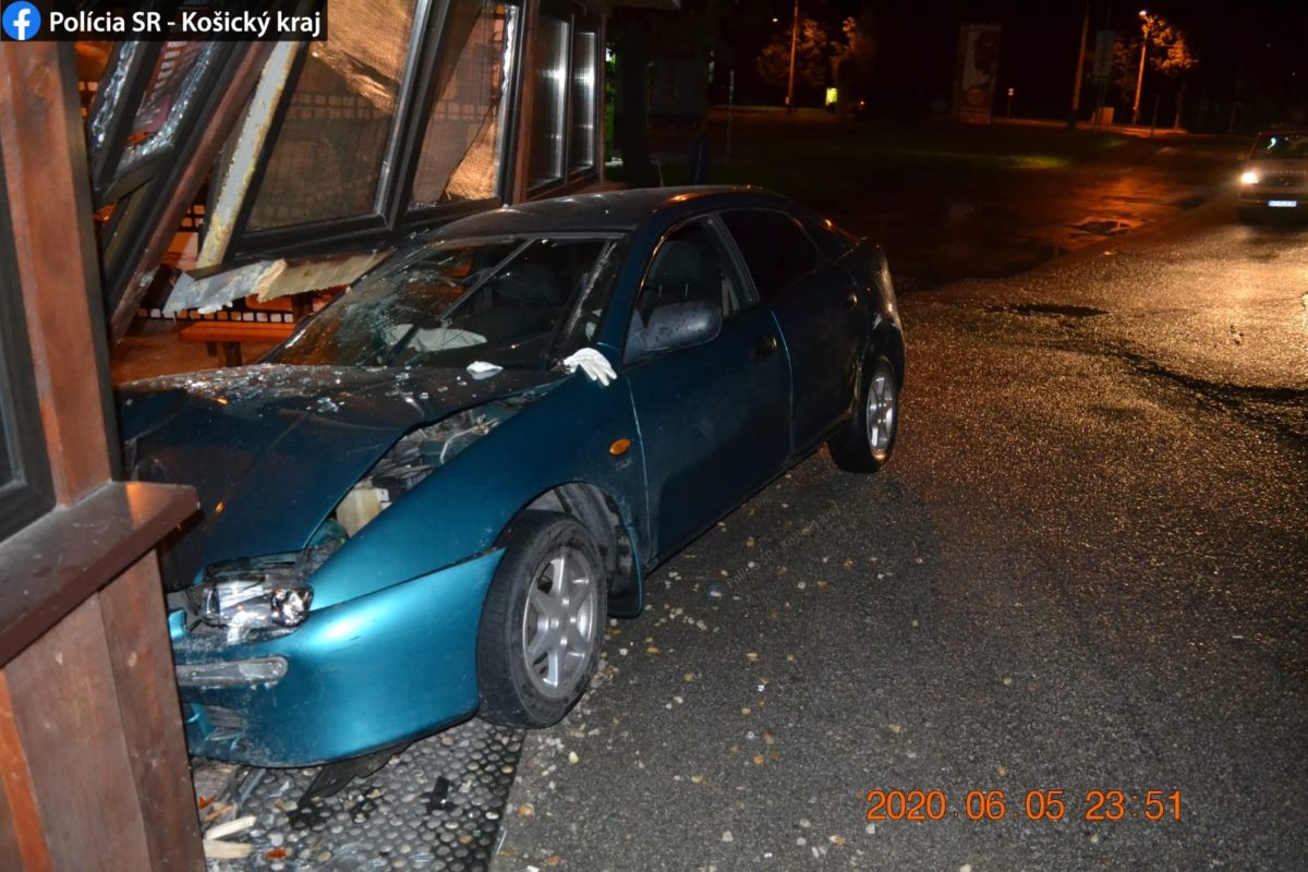 Dopravná nehoda, Košice, opitý vodič narazil do baru