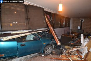 Dopravná nehoda, Košice, opitý vodič narazil do baru