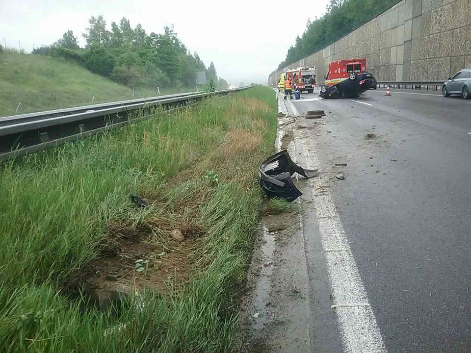 na diaľnici D1 sa prevrátilo auto na strechu