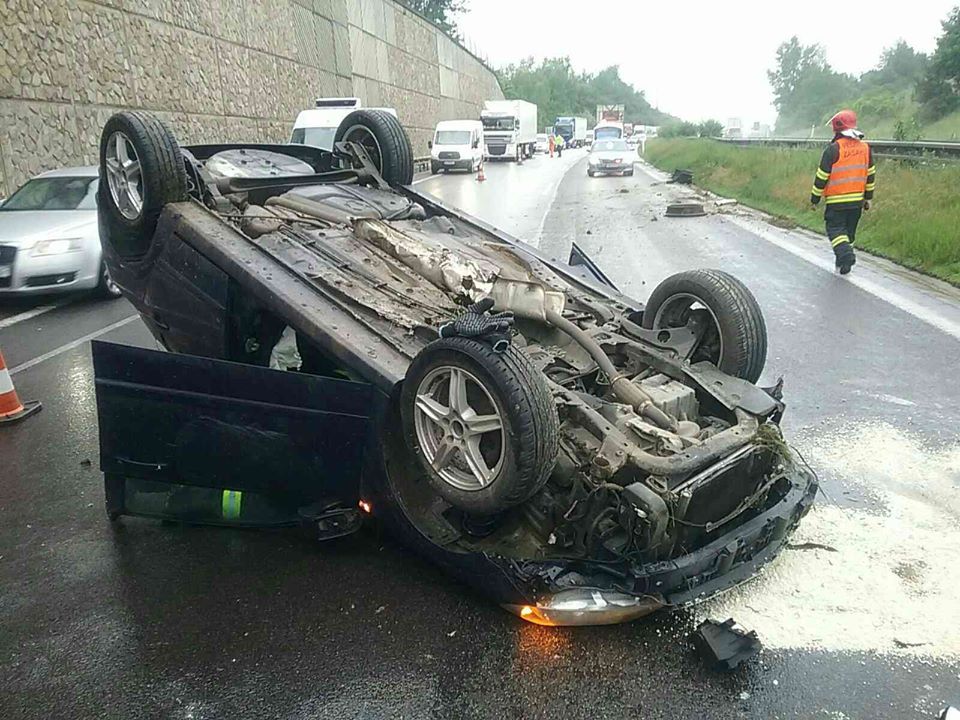na diaľnici D1 sa prevrátilo auto na strechu