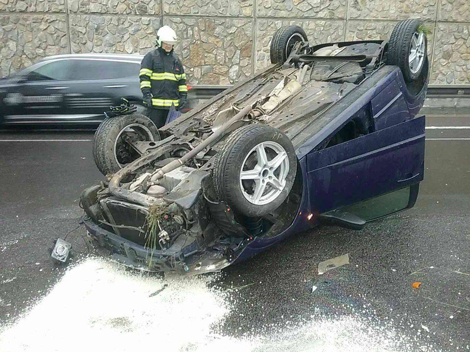 na diaľnici D1 sa prevrátilo auto na strechu