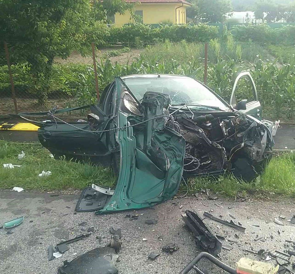 čelná zrážka, sanitka, auto, Vlčany