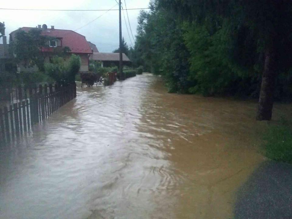 Prívalový dážd, hasiči