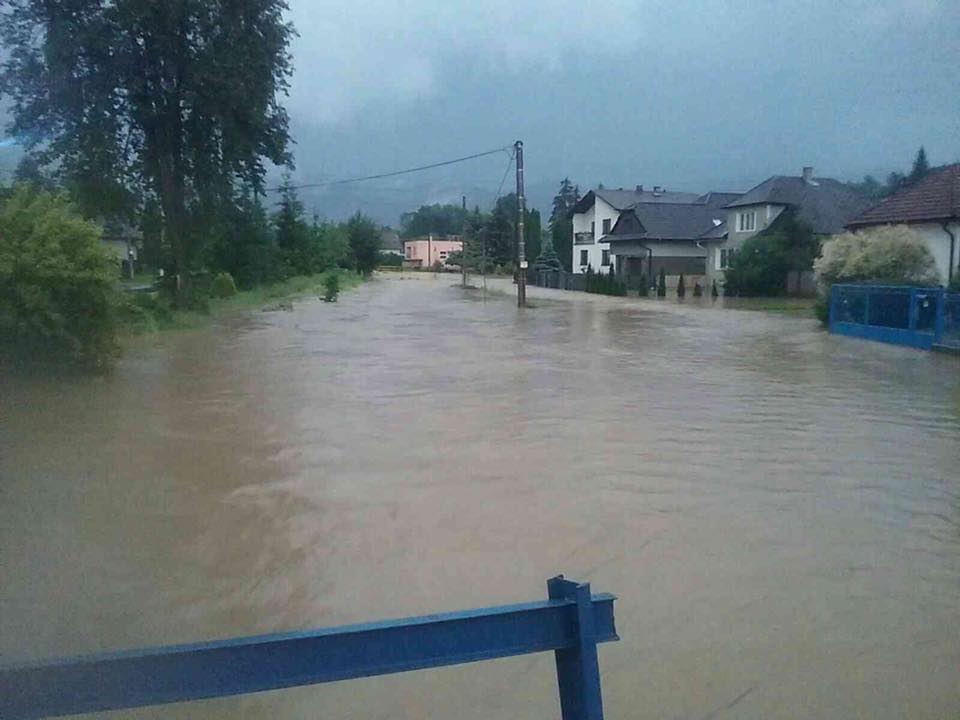 Prívalový dážd, hasiči
