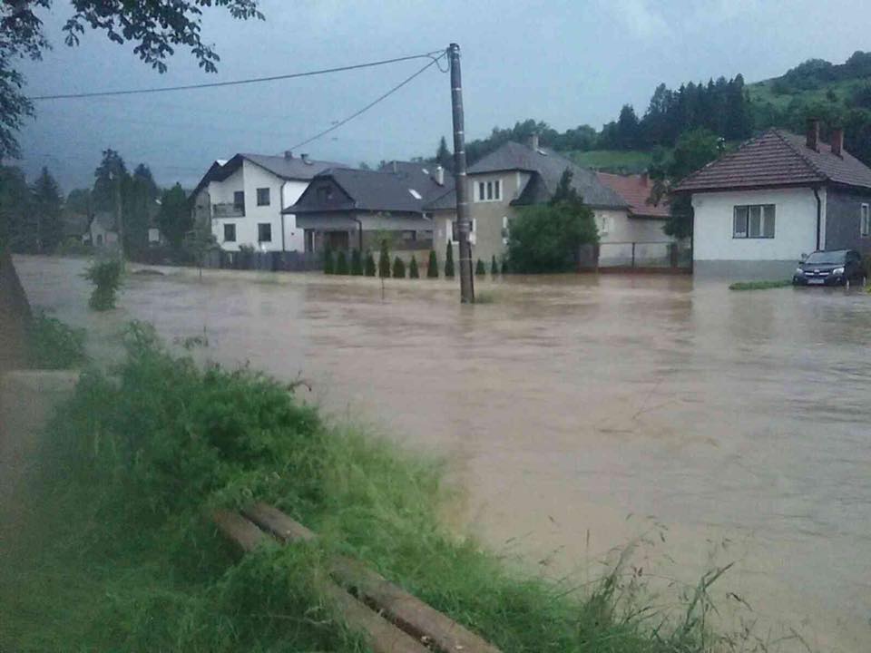 Prívalový dážd, hasiči