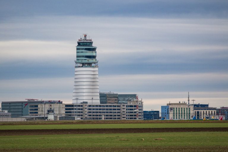 Airport 1556470_1920.jpg