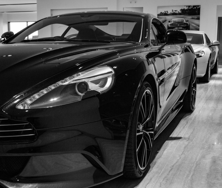 Aston martin vanquish 2994999_1920.jpg