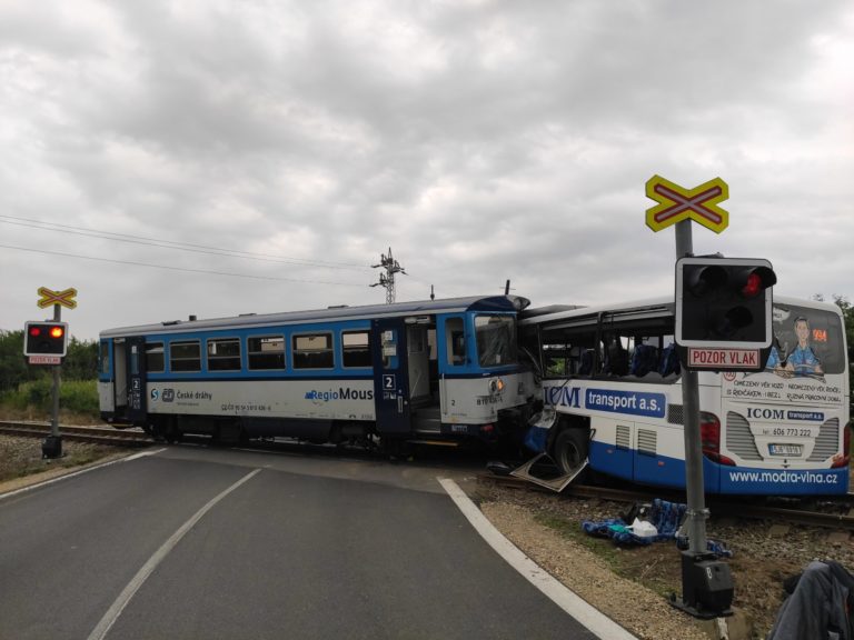 Zrážka, vlak, autobus, Benešov
