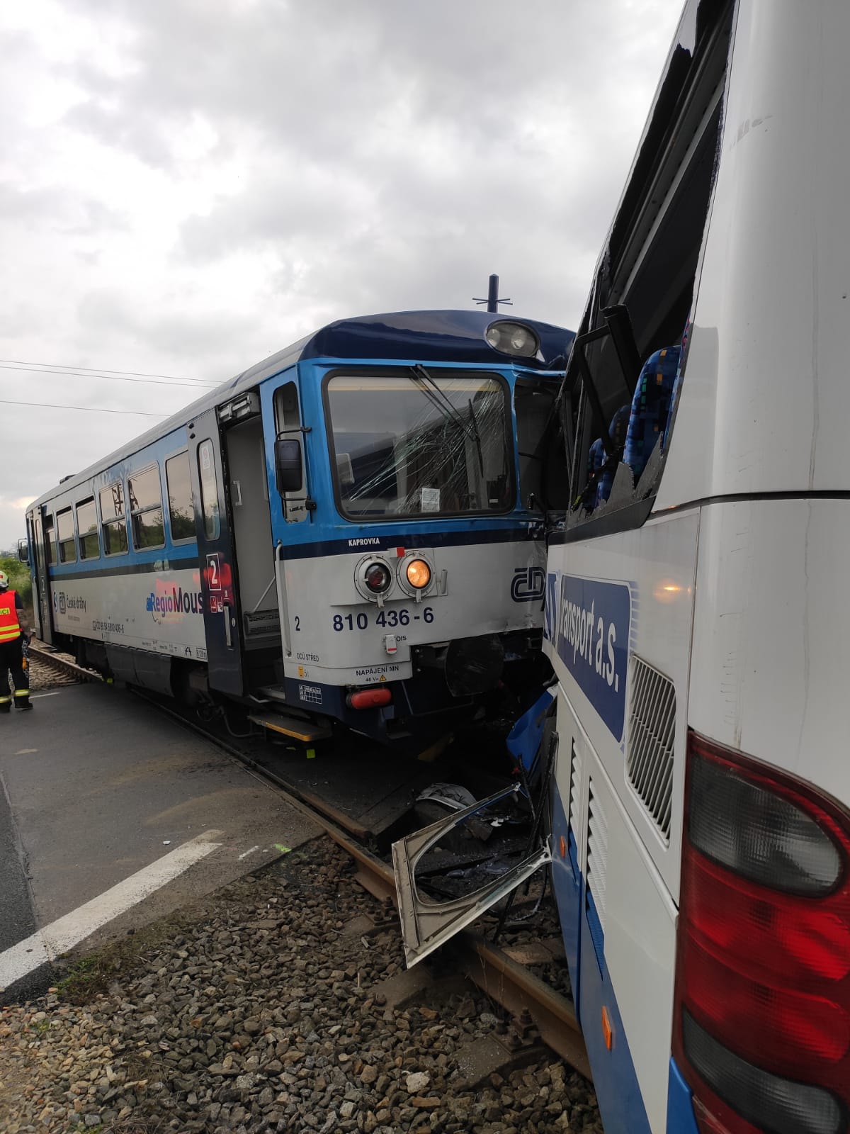 Zrážka, vlak, autobus, Benešov