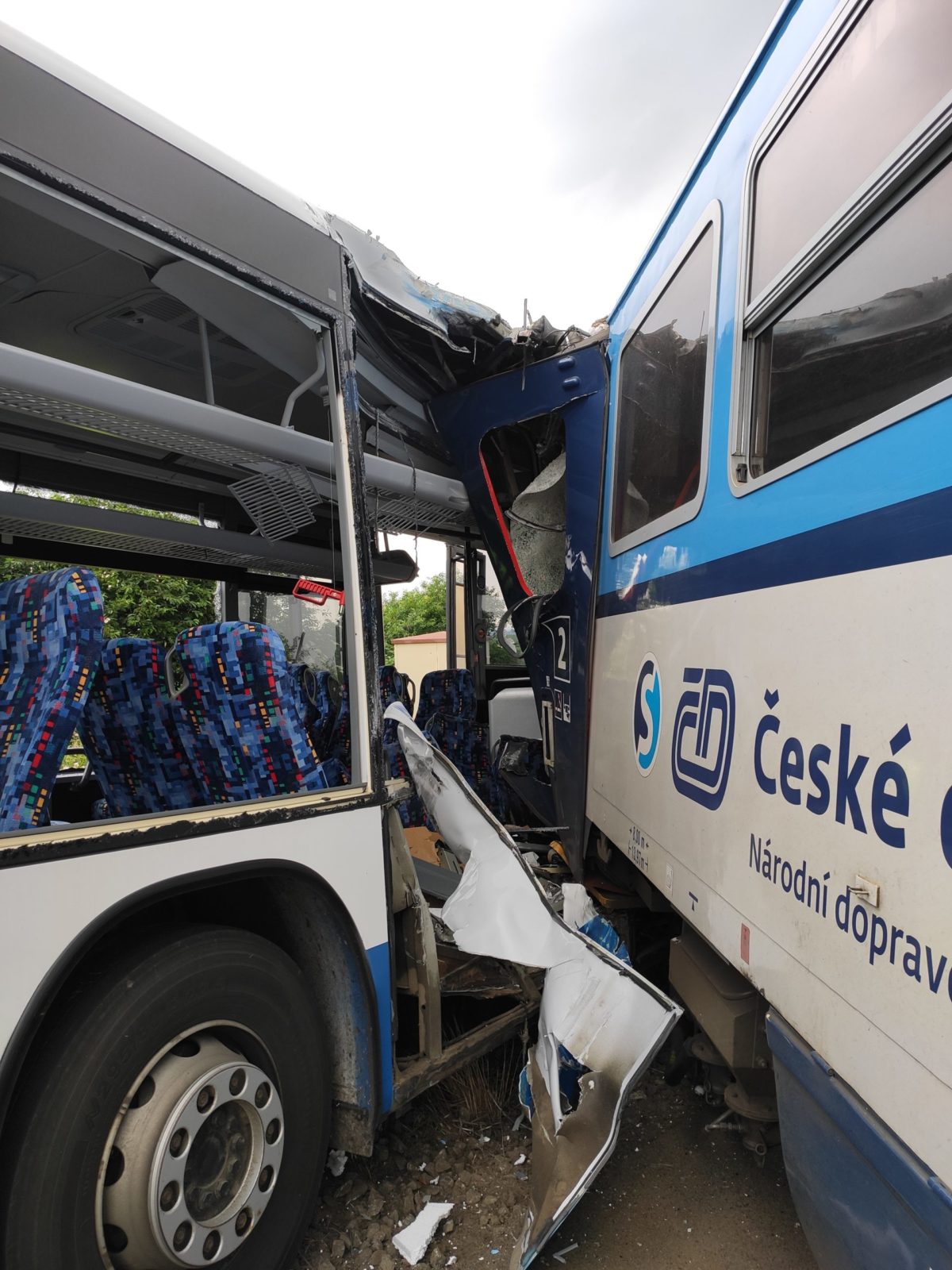 Zrážka, vlak, autobus, Benešov