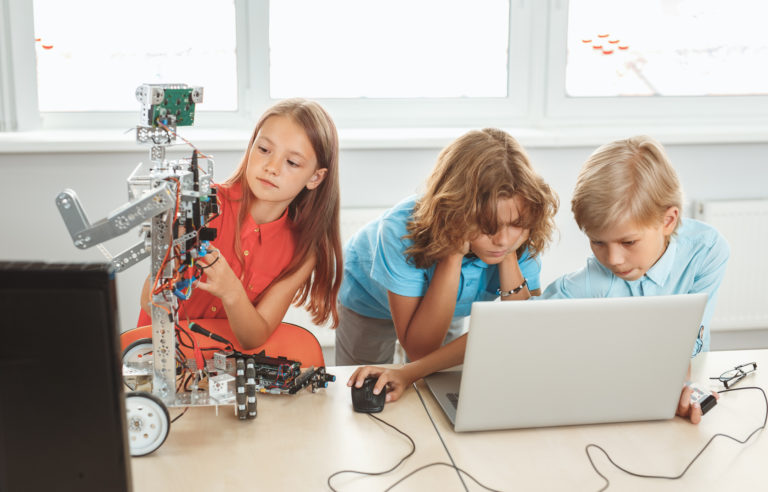 Deti detský tábor robotika it technologie programovanie