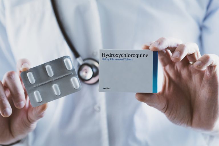 Lekár, koronavírus, štúdiu o hydroxychlorochíne stiahli