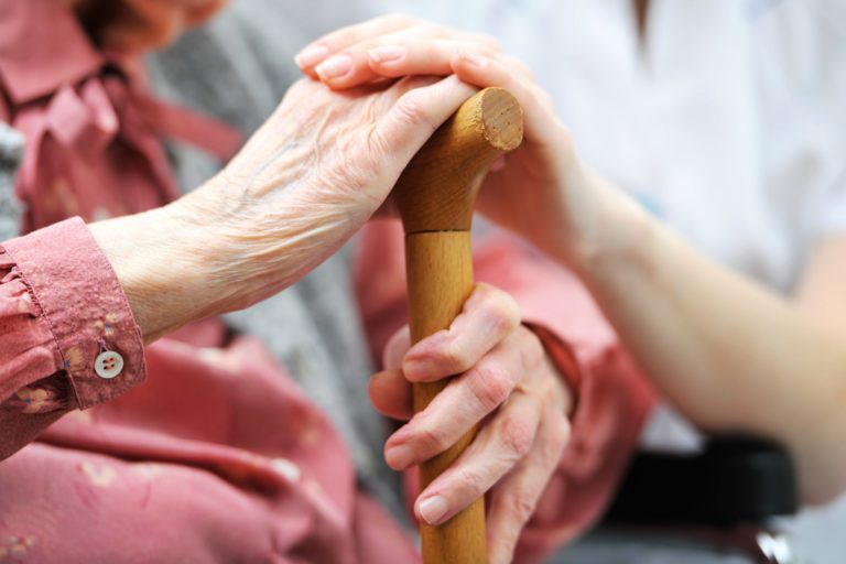 Opatrovateľ, senior, dôchodca