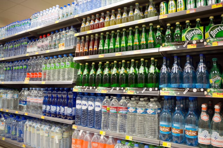 Fľaše, nápoje, supermarket