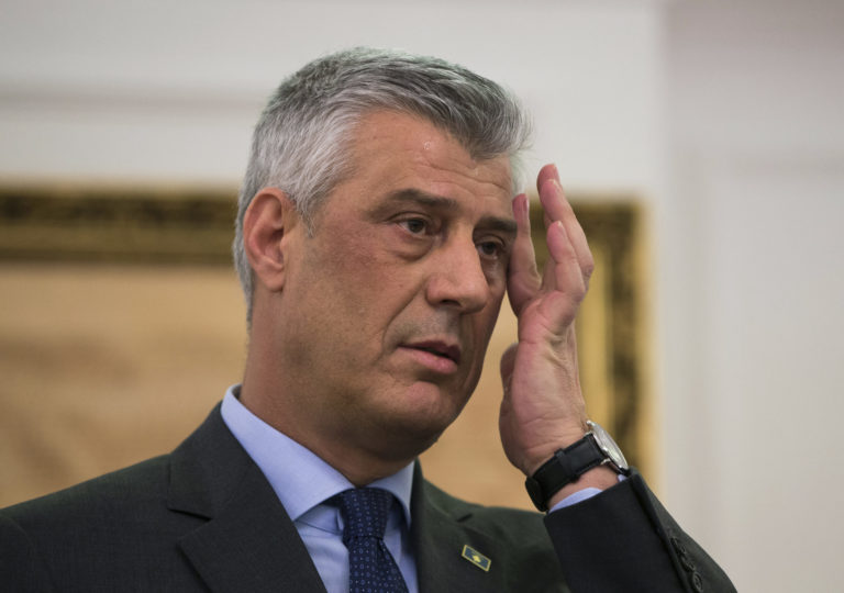 Prezident Thaci a deväť ďalších osôb čelí žalobe z vojnových zločinov