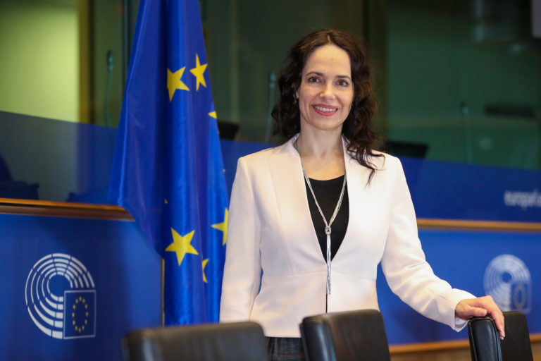 EP 086734A_MOKOLASIC_PORTRAIT