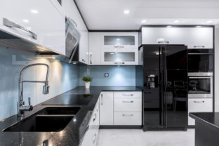 Moderná čierno biela kuchyňa