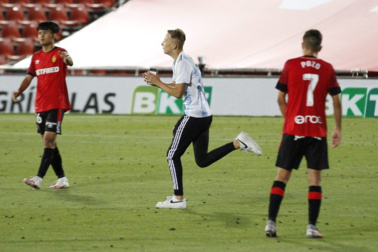 RCD Mallorca, FC Barcelona, divák na ihrisku