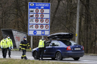 Policajti a hasiči kontrolujú vodiča na hraničnom priechode s Českou republikou Drietoma - Starý Hrozenkov, na ktorom začali od 13. marca 2020 s dočasnou kontrolou motorových vozidiel v súvislosti s ochorením COVID-19 spôsobeným koronavírusom (2019-nCoV) na Slovensku. Drietoma, 13. marec 2020.