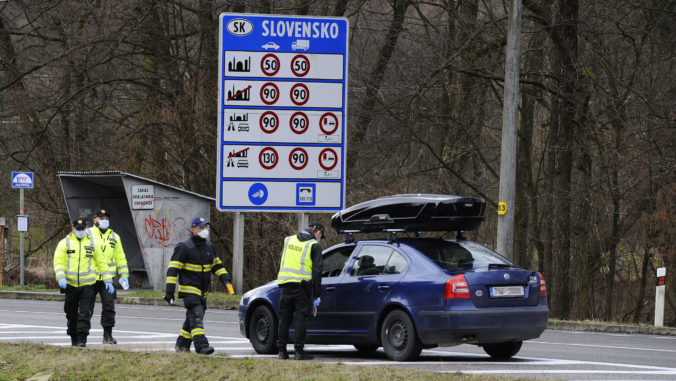 Policajti a hasiči kontrolujú vodiča na hraničnom priechode s Českou republikou Drietoma - Starý Hrozenkov, na ktorom začali od 13. marca 2020 s dočasnou kontrolou motorových vozidiel v súvislosti s ochorením COVID-19 spôsobeným koronavírusom (2019-nCoV) na Slovensku. Drietoma, 13. marec 2020.