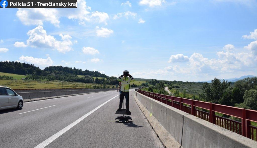 Krádež, maketa policajta