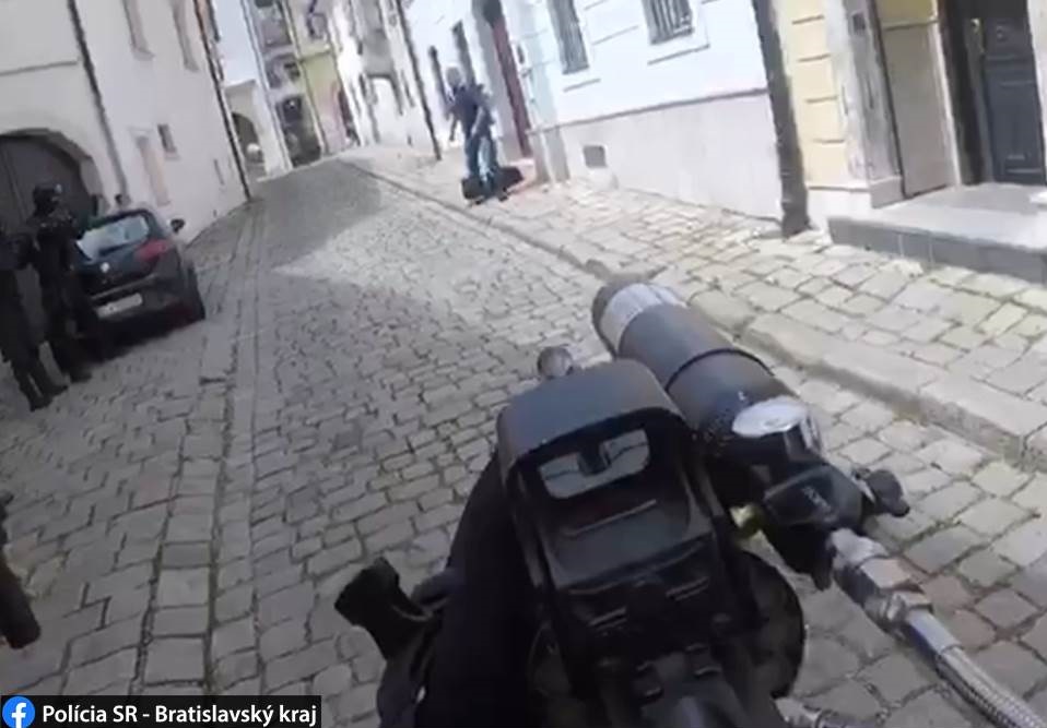 Bratislava, ozbrojený muž