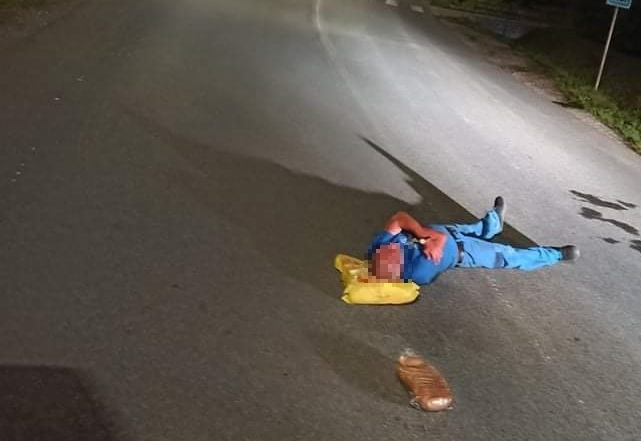 Polícia, muž spiaci na ceste