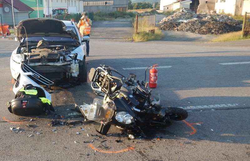 Dopravná nehoda, zrážka auta s motocyklom