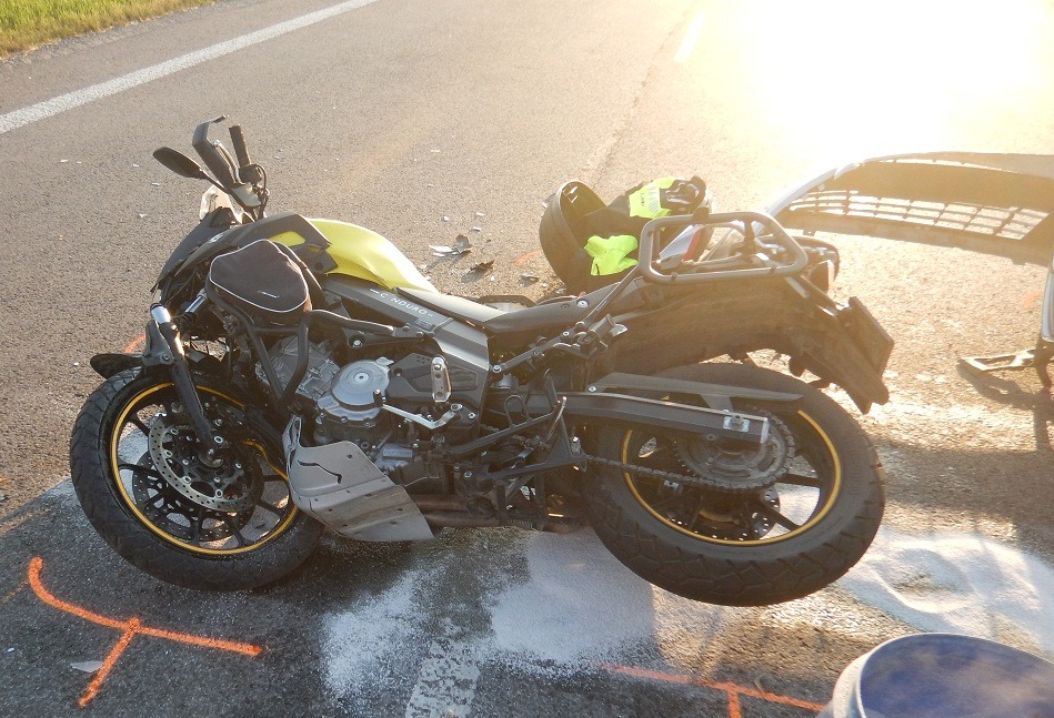 Dopravná nehoda, zrážka auta s motocyklom