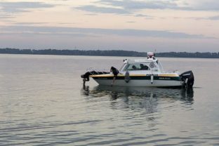 Polícia, utopenie, prevrátený čln