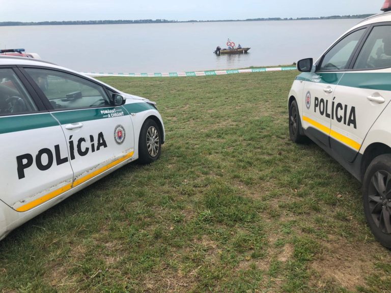 Polícia, utopenie, prevrátený čln